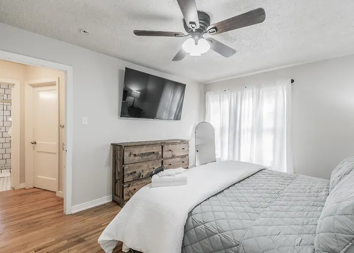 Pet Friendly-close To Everything-will Rogers-tcu-magnolia-cultural District-sleeps 8 *